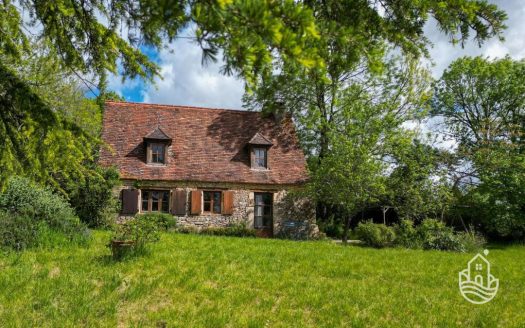Beautiful Complex Of 2 Houses And Swimming Pool In The Heart Of A Preserved Natural Setting