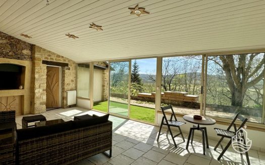 **fully renovated stone house with generous view over the Dordogne Valley