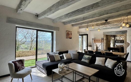 **fully renovated stone house with generous view over the Dordogne Valley