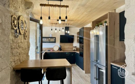 **fully renovated stone house with generous view over the Dordogne Valley