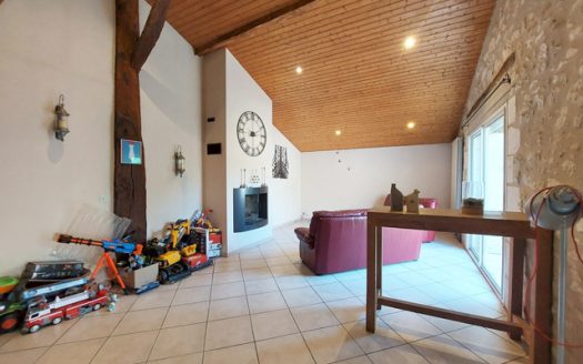 **Charming Village House With Courtyrad And Garage Just Minutes From Eymet