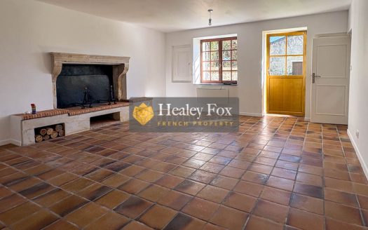 Renovated Stone House With Outbuildings Amd Enclosed Front Garden