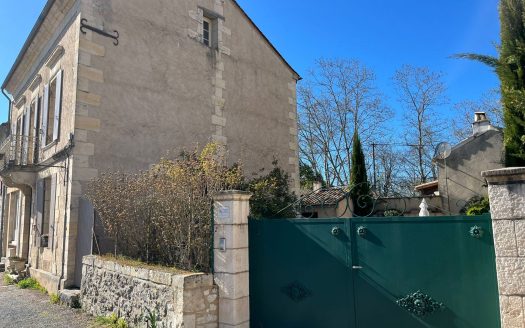 Bourgeois House To Modernise With Garden And Courtyard