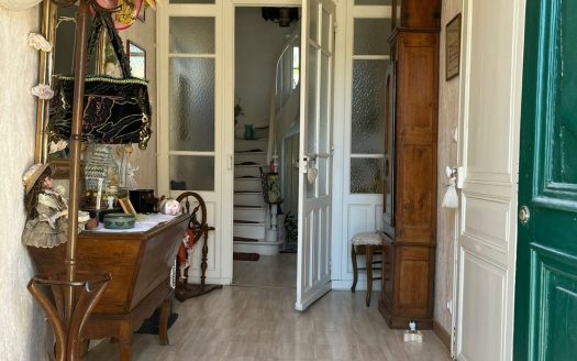 Bourgeois House To Modernise With Garden And Courtyard
