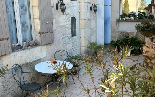 Bourgeois House To Modernise With Garden And Courtyard