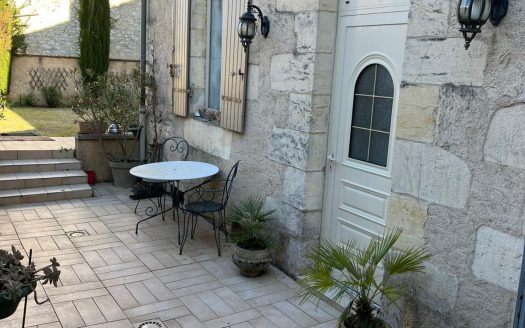 Bourgeois House To Modernise With Garden And Courtyard