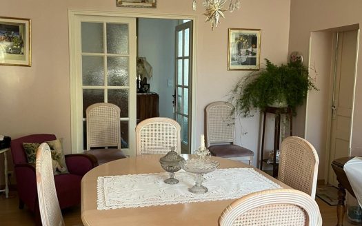 Bourgeois House To Modernise With Garden And Courtyard