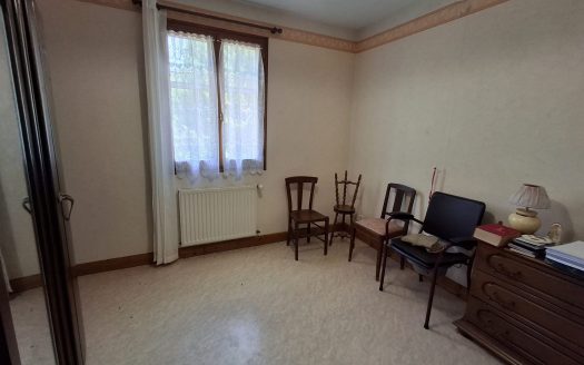 2 Bed Bungalow To Update With Basement And Garden