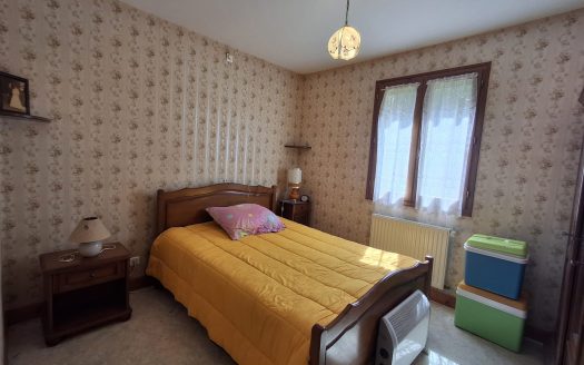 2 Bed Bungalow To Update With Basement And Garden