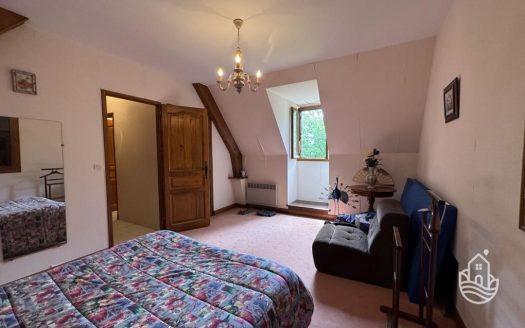 Traditional Detached House To Modernise With Garage And Garden