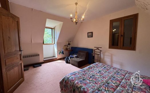 Traditional Detached House To Modernise With Garage And Garden
