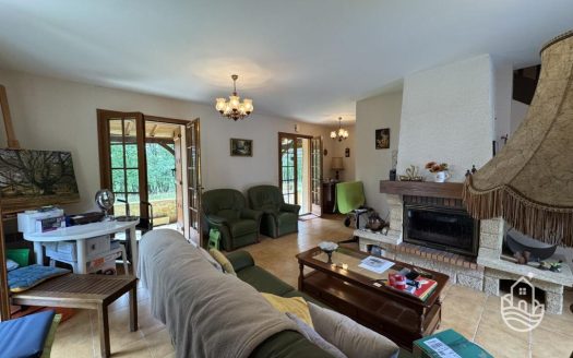 Traditional Detached House To Modernise With Garage And Garden