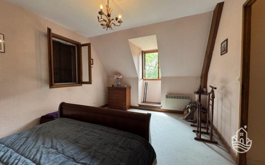 Traditional Detached House To Modernise With Garage And Garden