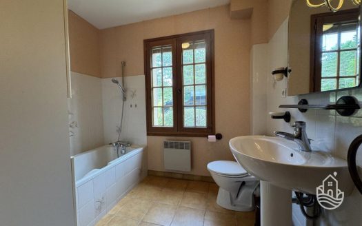 Traditional Detached House To Modernise With Garage And Garden