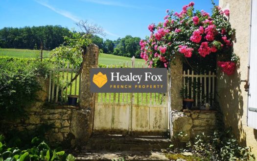 Sole Agency: Stunning property for sale near Jegun, Gers, with two houses (converted barn and Maison de Matre), ponds and outbuildings set in 1ha of beautiful grounds. Just over 1 hour from Toulouse