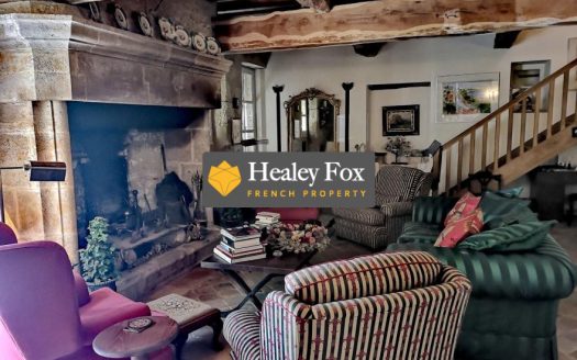 Sole Agency: Stunning property for sale near Jegun, Gers, with two houses (converted barn and Maison de Matre), ponds and outbuildings set in 1ha of beautiful grounds. Just over 1 hour from Toulouse