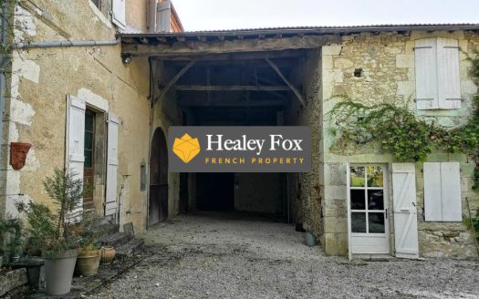 Sole Agency: Stunning property for sale near Jegun, Gers, with two houses (converted barn and Maison de Matre), ponds and outbuildings set in 1ha of beautiful grounds. Just over 1 hour from Toulouse