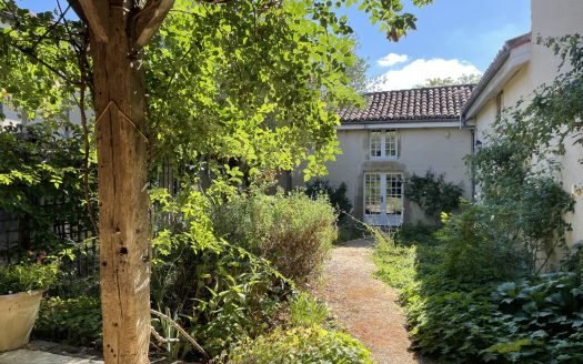 **Characterful Traditional Stone House With Courtyard And Outbuilding