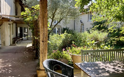 **Characterful Traditional Stone House With Courtyard And Outbuilding