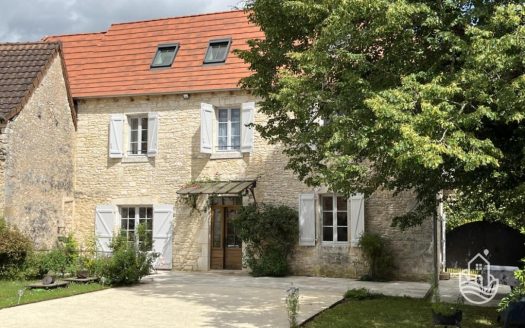 **Beautifully Renovated Stone Property With Barn And Swimming Pool – Montignac-Lascaux