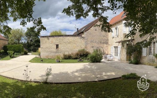 **Beautifully Renovated Stone Property With Barn And Swimming Pool – Montignac-Lascaux