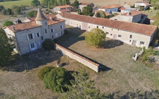 A Magnificent Logis With Great Potential And Habitable Property