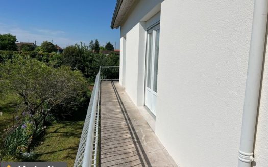 4 Bed Townhouse With Enclosed Garden In Quiet Central Ruffec