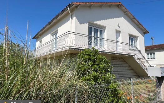 4 Bed Townhouse With Enclosed Garden In Quiet Central Ruffec