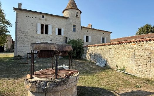 A Magnificent Logis With Great Potential And Habitable Property