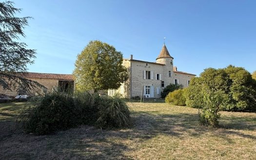A Magnificent Logis With Great Potential And Habitable Property