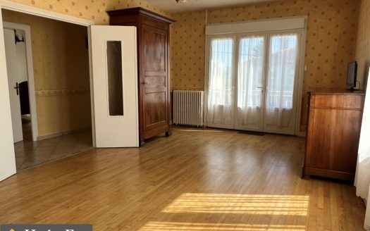 4 Bed Townhouse With Enclosed Garden In Quiet Central Ruffec