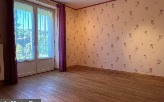 4 Bed Townhouse With Enclosed Garden In Quiet Central Ruffec