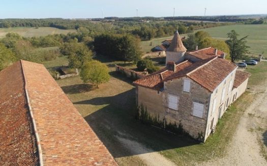A Magnificent Logis With Great Potential And Habitable Property