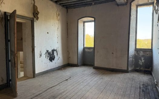 A Magnificent Logis With Great Potential And Habitable Property