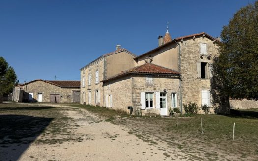 A Magnificent Logis With Great Potential And Habitable Property