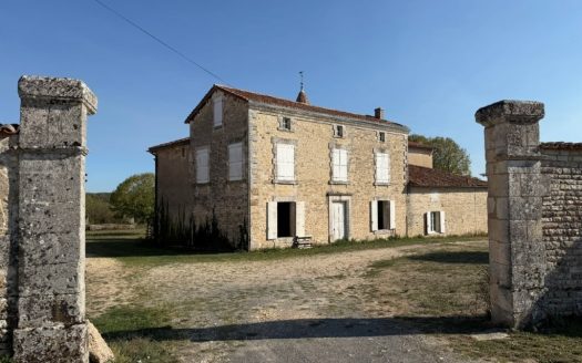 A Magnificent Logis With Great Potential And Habitable Property