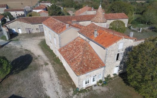 A Magnificent Logis With Great Potential And Habitable Property