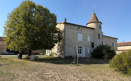 A Magnificent Logis With Great Potential And Habitable Property
