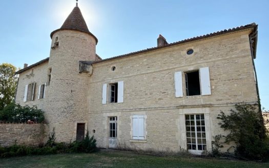 A Magnificent Logis With Great Potential And Habitable Property