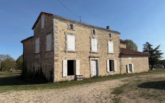 A Magnificent Logis With Great Potential And Habitable Property
