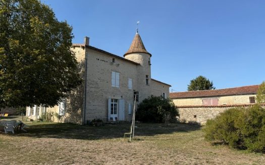 A Magnificent Logis With Great Potential And Habitable Property