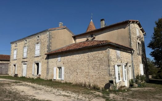 A Magnificent Logis With Great Potential And Habitable Property