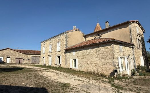A Magnificent Logis With Great Potential And Habitable Property