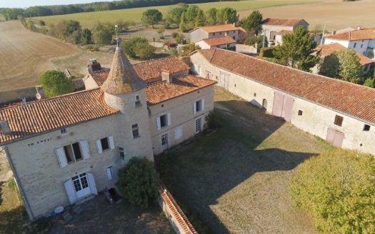 A Magnificent Logis With Great Potential And Habitable Property
